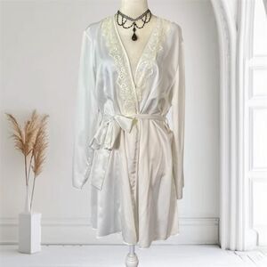 NWT Flora Nikrooz Whimsical Coquette White Cream Lace Kimono Lingerie Robe S / M